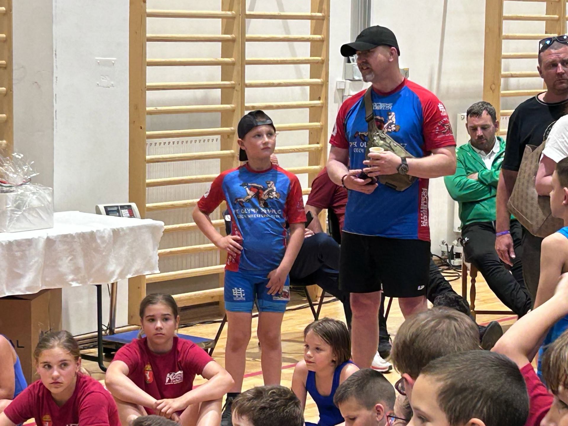 Tým PSK Olymp Praha během klubové akce v tělocvičně